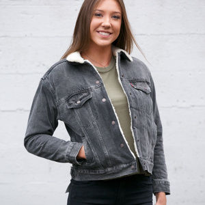 LEVI'S Ex-Boyfriend Sherpa Trucker Jacket